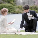 Julio (Yon González) y Alicia (Amaia Salamanca) viven una historia de amor marcada por el clasismo