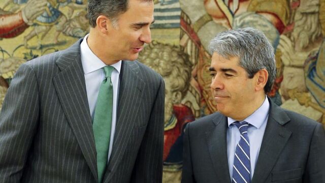El Rey Felipe VI junto al portavoz de Democràcia i Llibertat (CiU), Francesc Homs