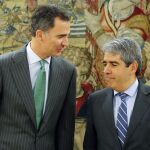El Rey Felipe VI junto al portavoz de Democràcia i Llibertat (CiU), Francesc Homs