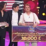 Manel fuentes junto con el ganador del programa