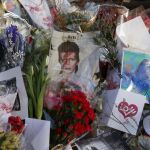 Homenaje a Bowie ftente a su casa de Manhattan, Nueva York