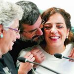 La concejala de Cultura y Deportes, Celia Mayer, junto a la edil de Tetuán, Montserrat Galcerán, ayer antes de la comisión extraordinaria de Cultura