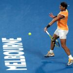 Nadal golpea la bola en el enfrentamiento ante Alex de Minaur en el Open de Australia / AP