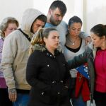 Los padres de Julen llegaron al tanatorio de la barriada malagueña de El Palo rotos por el dolor, pero arropados por amigos familiares y miles de vecinos que quisieron acompañarles / Ap