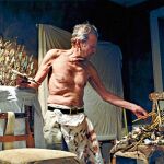 Lucien Freud, en su estudio, siempre lleno de pinceles