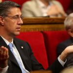 El líder del PPC, Xavier García Albiol, gesticula ante una intervención del presidente de la Generalitat en Funciones, Artur Mas