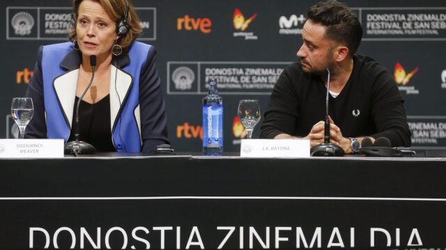 La actriz Sigourney Weaver, que recoge el Premio Donostia por el conjunto de su trayectoria en el fesival de cine de San Sebastián, durante la rueda de prensa tras la presentación, fuera de concurso, de la película de Juan Antonio Bayona (d), "Un monstruo viene a verme"