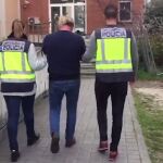 Imagen del traslado del detenido que llevaba más de 15 años en fuga