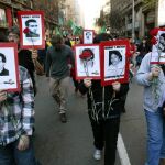 Los manifestantes portan retratos de víctimas del Golpe de Estado de 1973