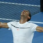 El tenista español Rafael Nadal celebra tras ganar ayer al galo Gael Monfils en su partido de octavos de final del Abierto de Australia
