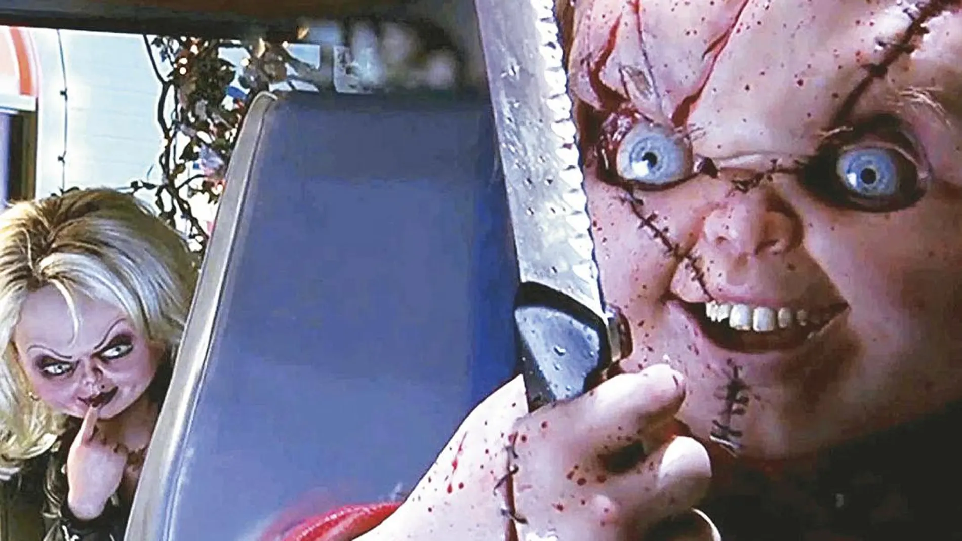 El terrible Chucky (en la imagen, con su novia al fondo) sigue más vivo que nunca. El tiempo no pasa por este icono del cine de terror