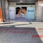 “Por nuestros cuerpos no pasaréis”, firma Arran con spray frente a la fachada de la sede del PP