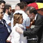 El presidente del Gobierno, Mariano Rajoy (3i), entrega a la familia de Ignacio Echeverría, la Gran Cruz del Mérito Civil que le ha sido otorgada, tras recibir el féretro del joven hoy en la base aérea de Torrejón de Ardoz.