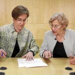 La portavoz socialista en el Ayuntamiento, Purificación Causapié, y la alcaldesa de la capital, Manuela Carmena, en una imagen reciente