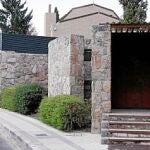 Reproducción de los exteriores del chalet adquirido por el matrimonio Blanco en diciembre de 2006, situado en la localidad madrileña de Pozuelo de Alarcón. Hasta ahora, no se ha conocido de dónde procedía una parte importante del coste de las reformas.