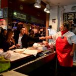 Moreno y Jiménez Becerril durante su visita de ayer al mercado de Triana / Foto: Ke-Imagen