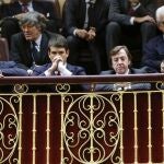 Los diestros Julián López "El Juli"(i) y José María Manzanares (2i), Curro Vázquez (2d), y Santiago Martín "El Viti"(d-atrás) asisten al pleno del Congreso
