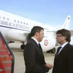 Matteo Renzi, en el aeropuerto de Reus, recibido por el presidente de la Generalitat, Carles Puigdemont.