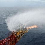 Las autoridades chinas celebraron como un gran hitola primera extracción, conseguida recientemente en plataformas sobre aguas del Mar de China Meridional cercanas a Hong Kong.