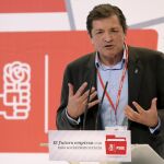 El presidente de la gestora del PSOE, Javier Fernández, durante su discurso de inauguración del Foro Político del partido hoy en Madrid