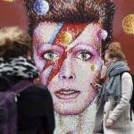 Dos mujeres frente a un mural dedicado al cantante británico David Bowie en Brixton, Londres