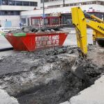 El socavón originado por la rotura de una tubería ayer en República Dominicana mide seis metros cuadrados y tiene medio metro de profundidad
