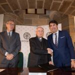 El consejero de Fomento y Medio Ambiente, Juan Carlos Suárez-Quiñones, firma un convenio de colaboración con el Obispado de Ávila para la rehabilitación de viviendas destinadas al alquiler social.