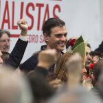 Pedro Sánchez durante un acto público con militantes y simpatizantes esta noche en Calasparra (Murcia).