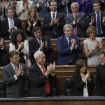 El líder del PP y presidente del Gobierno en funciones, Mariano Rajoy (d) es aplaudido por los diputados de su partido.