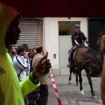 La Policía a caballo acordonando la zona en donde se ha producido la falsa alarma