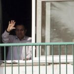 Hosni Mubarak mientras saluda a sus simpatizantes desde su habitación en El Cairo en 2016