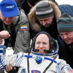 Scott Kelly siendo trasladado tras aterrizar cerca de la ciudad de Dzhezkazgan en Kazajistán
