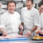 Martín Berasategui, en el restaurante Lasarte, junto a su equipo de trabajo en la cocina