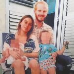 María y Gabriel en una imagen junto a sus hijos, Amiel y Rachel