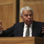 El expresidente del Gobierno español Felipe González habla durante la ceremonia donde asumió la titularidad de la cátedra "José Bonifacio"de Relaciones Internacionales