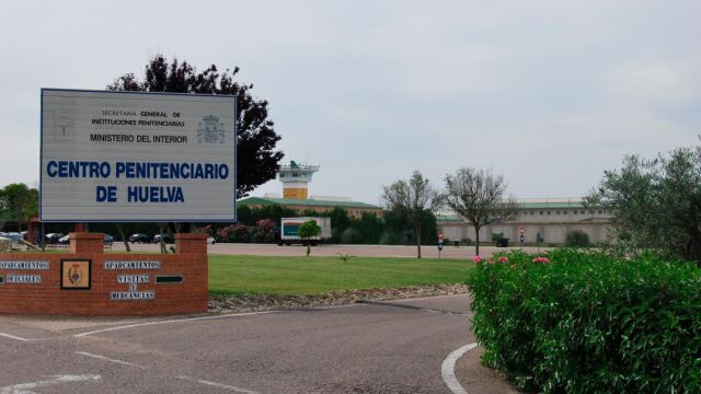 Entrada al recinto de la cárcel onubense