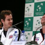 Andy Murray, el capitán del equipo Leon Smith y James Ward, durante la rueda de prensa