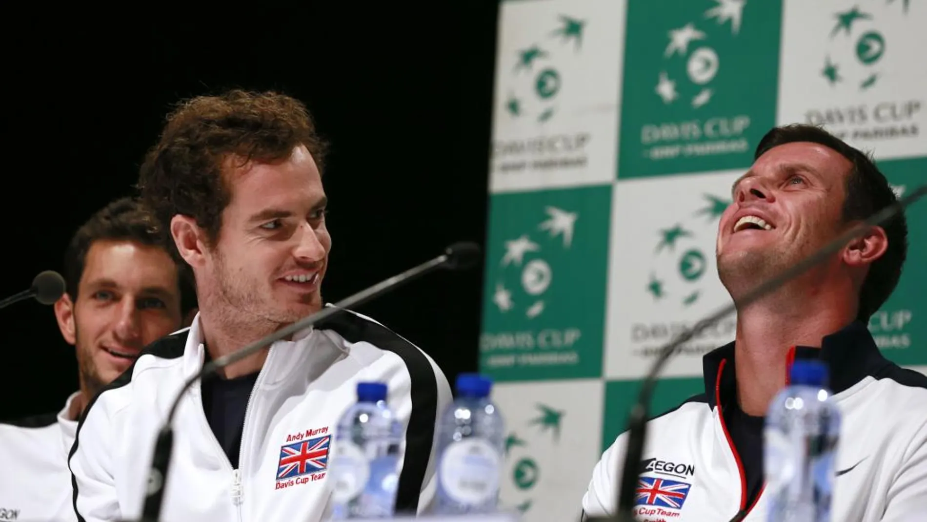 Andy Murray, el capitán del equipo Leon Smith y James Ward, durante la rueda de prensa