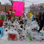 Varias personas depositan flores en una vigilia en el Parlamento e Ottawa en recuerdo de las víctimas