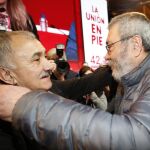 El nuevo secretario general de UGT, Josep María Álvarez, saluda a a su antecesor en el cargo
