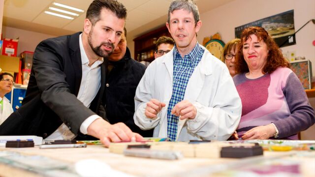 Tudanca visita el taller municipal de madera y vidrio del Real Sitio de San Ildefonso