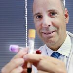 El oncólogo Javier Cortés con dos de las muestras con las que trabaja
