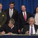 El secretario de Energía de Estados Unidos, Ernest Moniz, y la secretaria de Interior Sally Jewell, firman el acuerdo para dedicar un Parque Nacional a la bomba atómica, una decisión sin precedentes que más allá de un memorial por los fallecidos, contará la historia de cómo los científicos más brillantes trabajaron en el Proyecto Manhattan, que culminó con el arma más destructiva del planeta