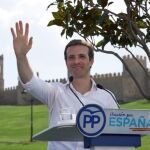 El presidente del PP, Pablo Casado, durante el acto celebrado hoy en Ávila para dar comienzo al curso político. EFE/ Raúl Sanchidrián