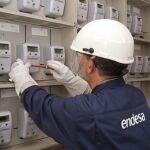 Un técnico manipula contadores de luz