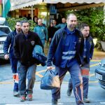 Los mineros asturianos salen de su hotel en dirección a la zona del operativo de rescate / Reuters