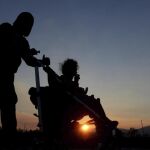 Una mujer y su hija cruzan la frontera a Serbia desde la localidad de Tabanovce, Macedonia