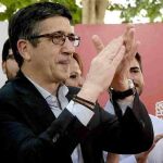 El exlehendakari Patxi López (i), uno de los tres candidatos a las secretaria general del PSOE, durante un acto con jóvenes socialistas.