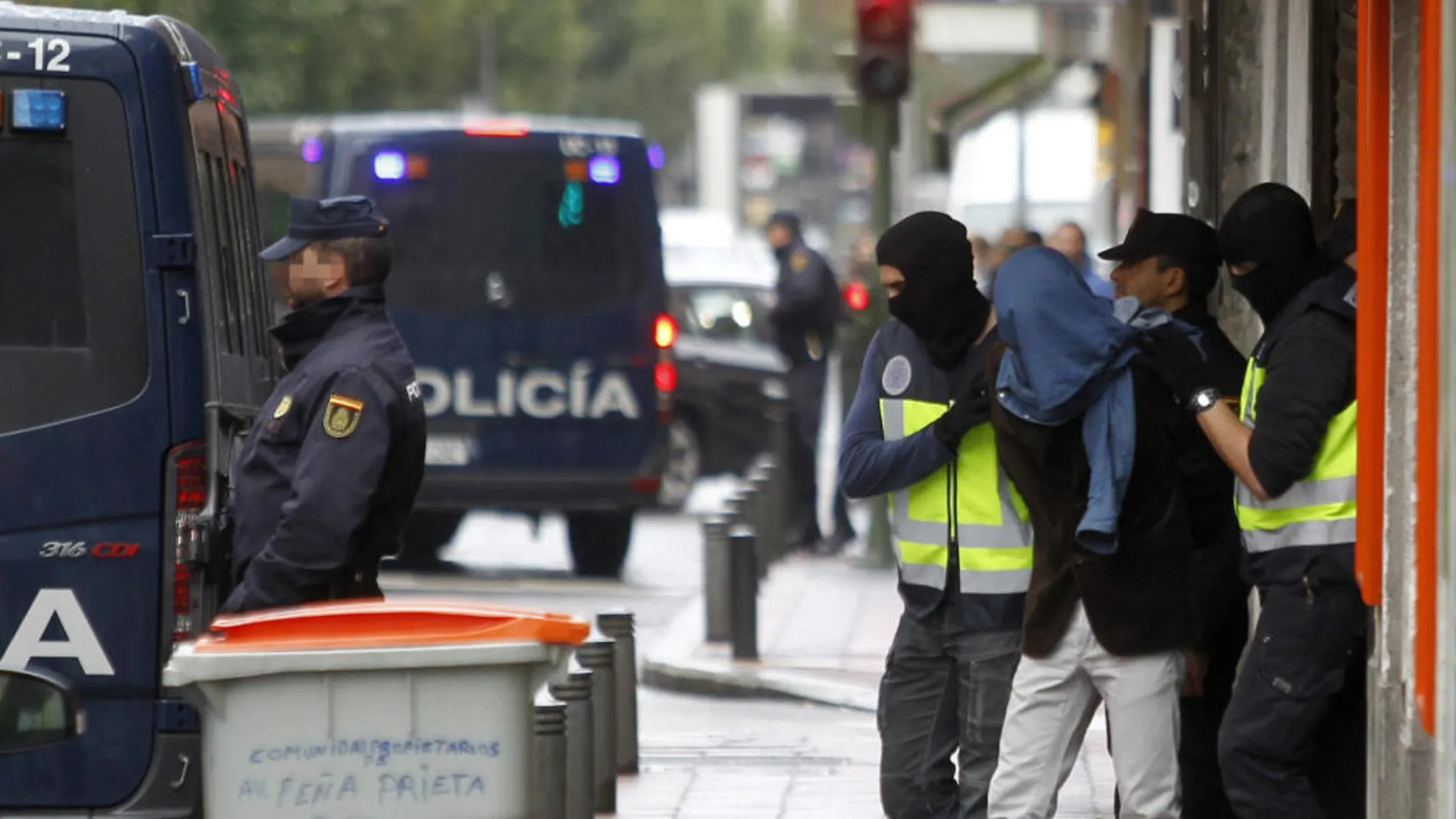 La Policía, en una imagen de archivo deteniendo a personas vinculadas al ISIS en el madrileño barrio de Vallecas / Efe