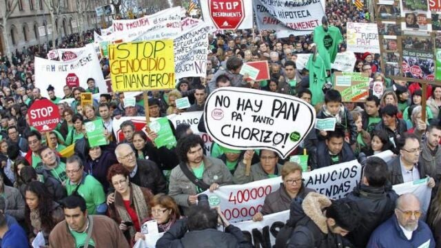 Manifestación para reivindicar el derecho a la vivienda, el fin de los desahucios, la dación en pago retroactiva y los alquileres sociales en Barcelona